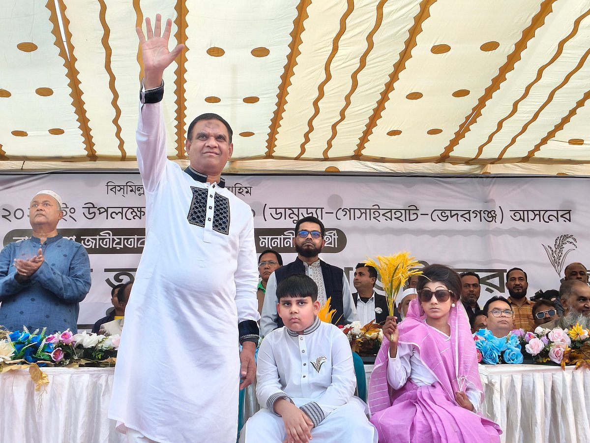 প্রচার-প্রচারণা শেষের দিনে নির্বাচনী জনসভায় বক্তব্য দেন শরীয়তপুর-৩ আসনের বিএনপির প্রার্থী মিয়া নুরুদ্দিন আহাম্মেদ। আজ সোমবার বিকেলে ডামুড্যা উপজেলা সদরের মুসলিম পাইলট উচ্চবিদ্যালয় মাঠে