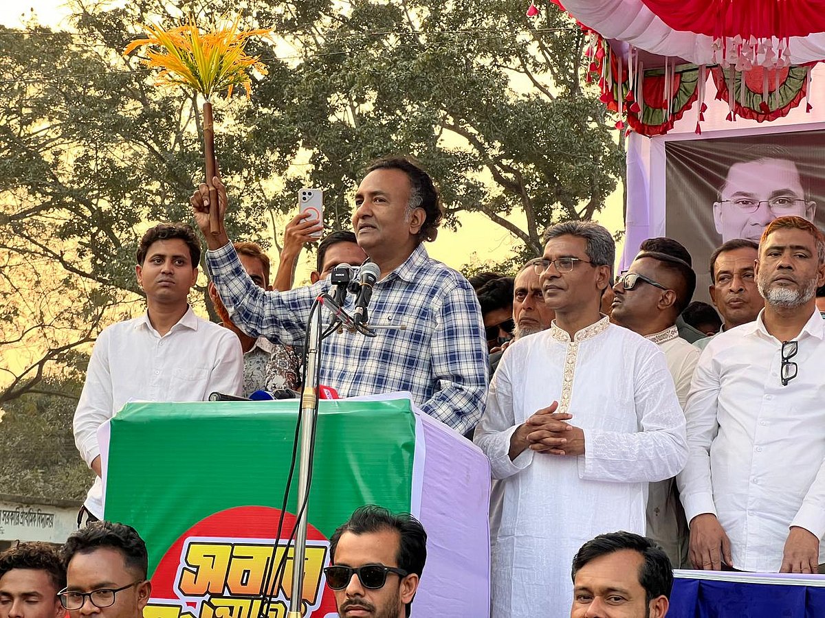 ময়মনসিংহের গফরগাঁওয়ে নির্বাচনী জনসভায় বক্তব্য দেন বিএনপির যুগ্ম মহাসচিব হাবিব উন নবী খান। রোববার বিকেলে ইসলামিয়া সরকারি হাইস্কুল মাঠে