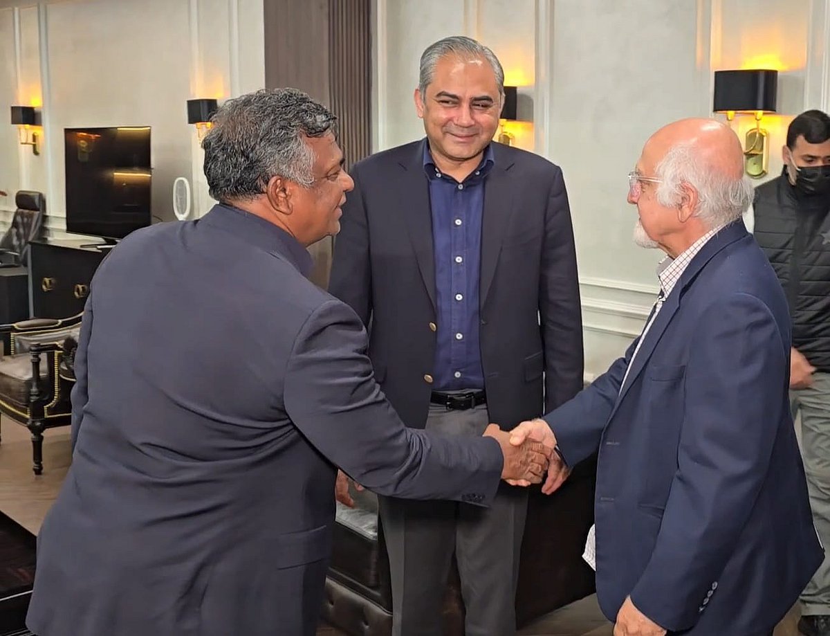 আইসিসি ডেপুটি চেয়ারম্যানের সঙ্গে সাক্ষাৎ হয় বিসিবি সভাপতির। মাঝে পিসিবি চেয়ারম্যান। গতকাল লাহোরে