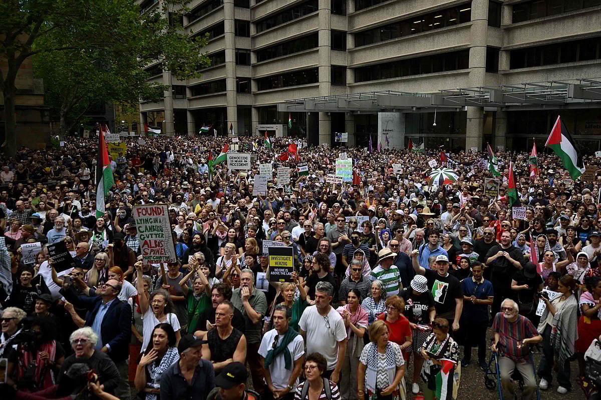 ইসরায়েলি প্রেসিডেন্টের অস্ট্রেলিয়া সফরের প্রতিবাদে সিডনিতে ফিলিস্তিনপন্থীদের বিক্ষোভ। ৯ ফেব্রুয়ারি ২০২৬, সিডনির টাউন হল