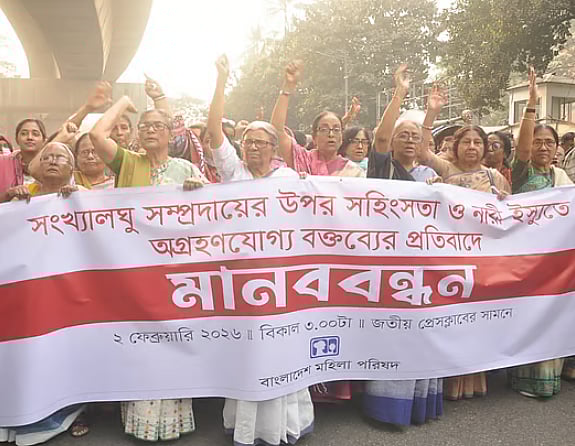 সংখ্যালঘু সম্প্রদায়ের ওপর সহিংসতা ও নারী ইস্যুতে অগ্রহণযোগ্য বক্তব্যের প্রতিবাদে মানববন্ধন করে বাংলাদেশ মহিলা পরিষদ। ২ ফেব্রুয়ারি