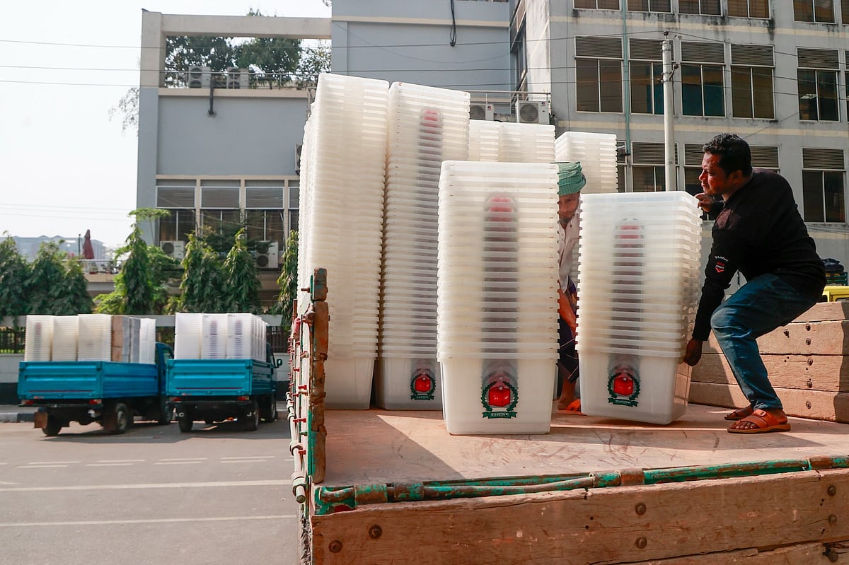 ১২ ফেব্রুয়ারির নির্বাচনকে সামনে রেখে ঢাকায় নির্বাচন প্রশিক্ষণ ইনস্টিটিউট ভবন থেকে ব্যালট বক্স ও অন্যান্য নির্বাচনী সরঞ্জাম পাঠানো হচ্ছে বিভিন্ন অস্থায়ী আঞ্চলিক বিতরণ কেন্দ্রে