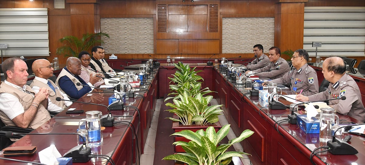 পুলিশের মহাপরিদর্শক (আইজিপি) বাহারুল আলমের সঙ্গে সৌজন্য সাক্ষাৎ করেন কমনওয়েলথ অবজারভার গ্রুপের একটি প্রতিনিধিদল। ১০ ফেব্রুয়ারি ২০২৬