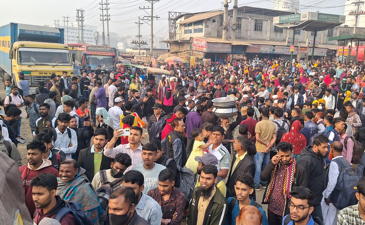 সাভারে অতিরিক্ত বাসভাড়া আদায়ের অভিযোগে দেড় ঘণ্টা মহাসড়ক অবরোধ করে যাত্রীরা। আজ মঙ্গলবার সকালে