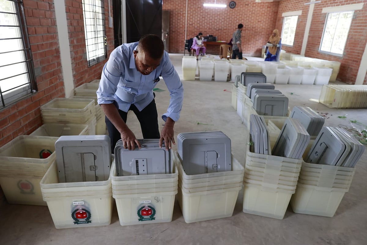 বিতরণের জন্য নির্বাচনী সরঞ্জাম গোছানো হচ্ছে। আজিমপুর গভর্নমেন্ট গার্লস স্কুল অ্যান্ড কলেজ, ঢাকা, ৯ ফেব্রুয়ারি