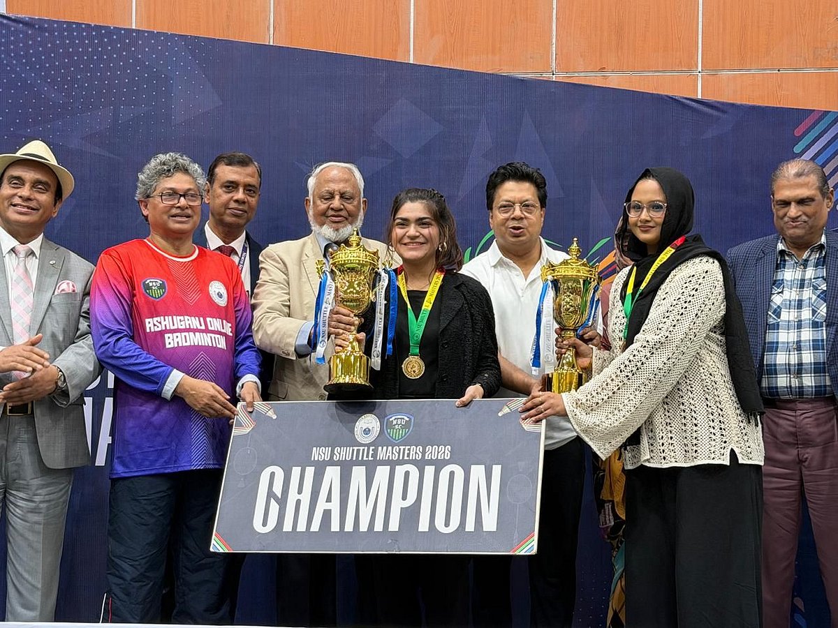 আনন্দমাখা পরিবেশে বিজয়ীদের হাতে ট্রফি তুলে দেওয়া হয়