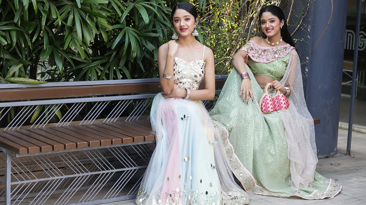 শাড়ি বা থ্রি–পিসের বদলে একটু ফিউশনধর্মী পোশাক পরতে ভালোবাসে তারা