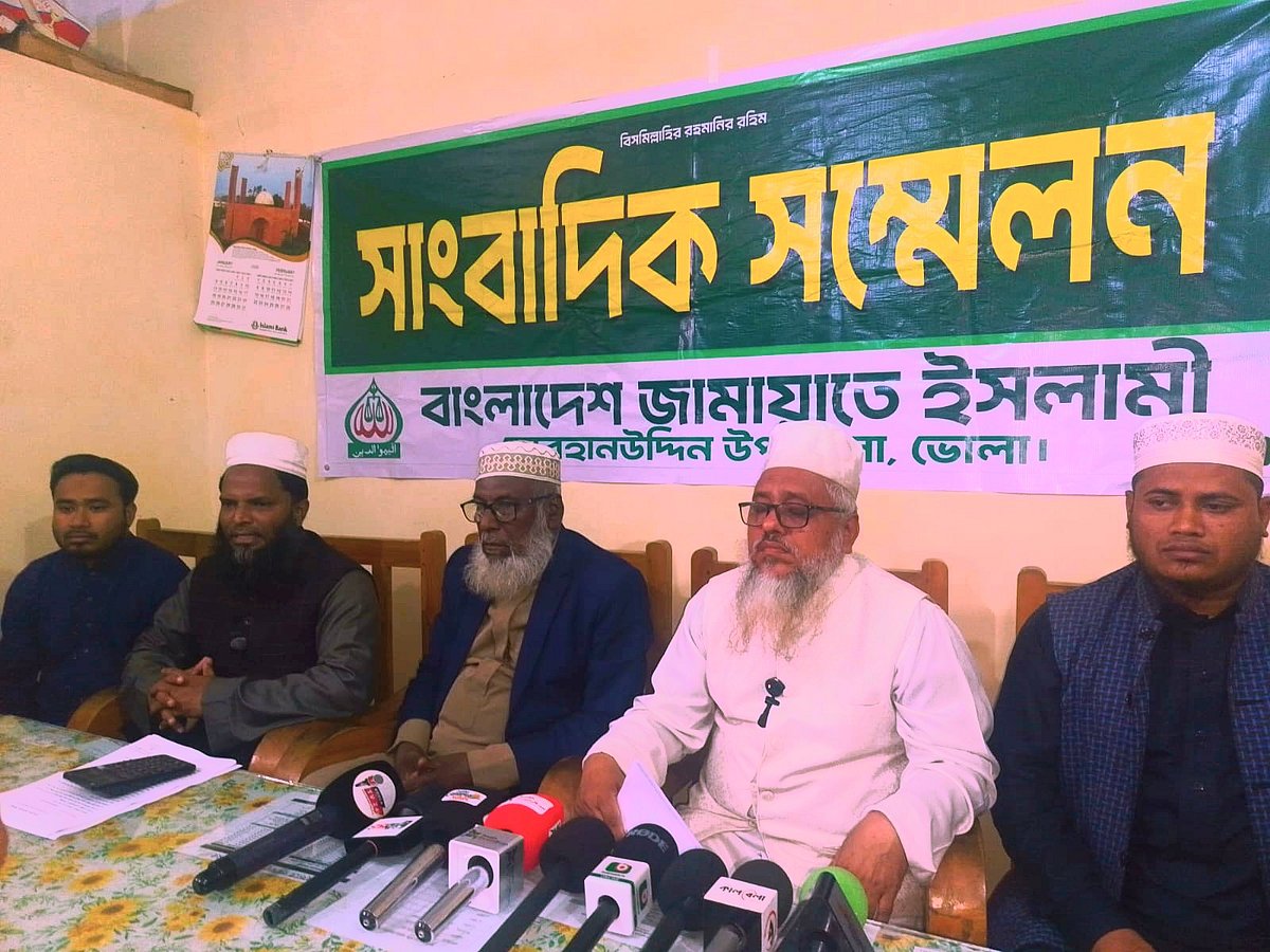 ভোলার বোরহানউদ্দিন উপজেলায় জামায়াতে ইসলামীর এক নেতার বাড়ির সামনে থেকে পরিত্যক্ত অবস্থায় এক বস্তা দেশি অস্ত্র উদ্ধারের ঘটনায় দলটির সংবাদ সম্মেলন। আজ বেলা পৌনে ১টার দিকে বোরহানউদ্দিন উপজেলা জামায়াতে ইসলামীর কার্যালয়ে