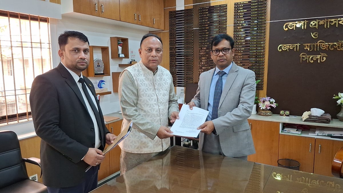 সিলেট-৬ আসনে প্রতিদ্বন্দ্বী প্রার্থীর বিরুদ্ধে কালোটাকা ছড়ানোসহ নানা অভিযোগে জেলা রিটার্নিং কর্মকর্তার কাছে লিখিত অভিযোগ দিয়েছেন বিএনপির প্রার্থী এমরান আহমদ চৌধুরী। মঙ্গলবার জেলা প্রশাসকের কার্যালয়ে