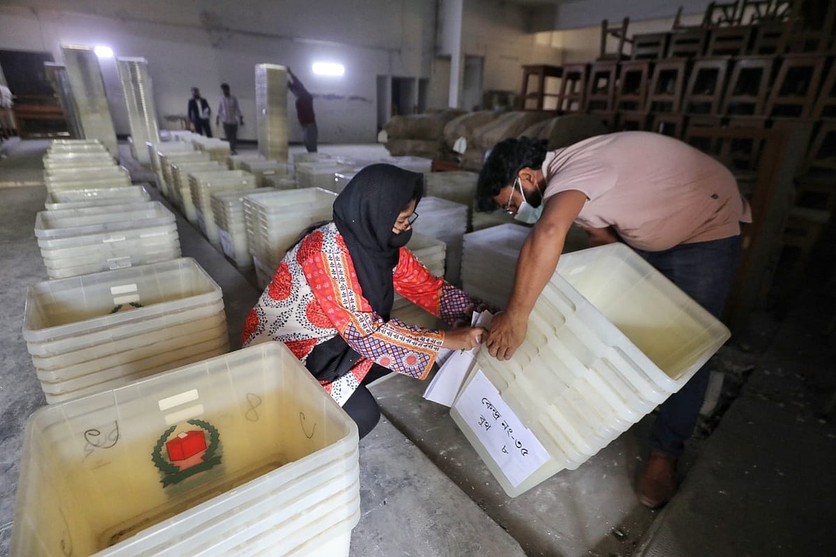 বিভিন্ন কেন্দ্রে ব্যালট বাক্স পাঠানোর প্রস্তুতি