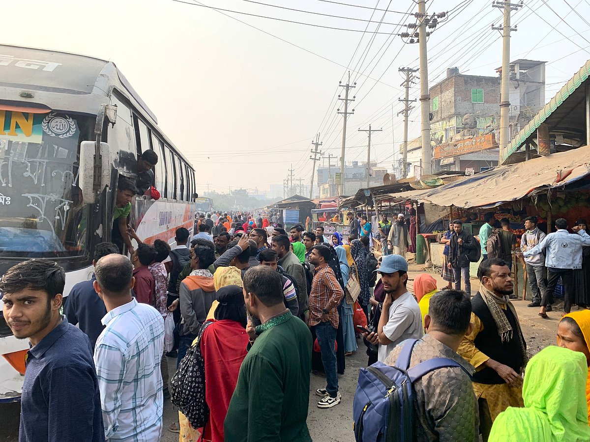 গাজীপুরের শ্রীপুর শিল্পাঞ্চল থেকে বাড়ি ফেরার পথে শ্রমিকেরা চরম ভোগান্তিতে পড়ছেন। আজ মঙ্গলবার