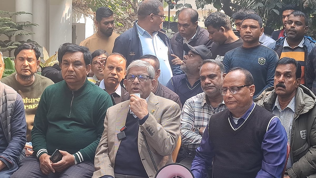 ঠাকুরগাঁও শহরের কালিবাড়ি এলাকায় নিজ বাসভবনে সংবাদকর্মীদের সঙ্গে কথা বলেন মির্জা ফখরুল। আজ মঙ্গলবার