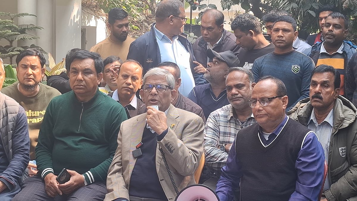  ঠাকুরগাঁও শহরের কালিবাড়ি এলাকায় নিজ বাসভবনে সংবাদকর্মীদের সঙ্গে কথা বলেন মির্জা ফখরুল। আজ মঙ্গলবার 