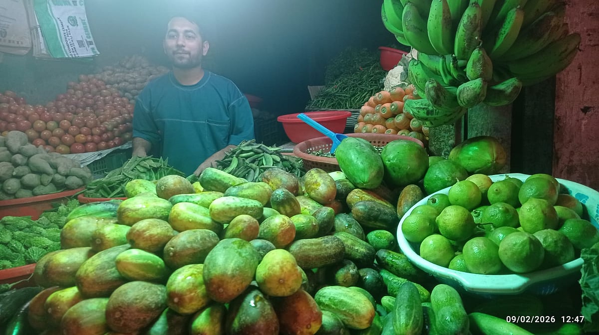 লেবুর দাম আকাশচুম্বি, এজন্য ক্রেতা নেই। লেবু সাজিয়ে ক্রেতার অপেক্ষায় আছেন এক বিক্রেতা। চাঁদপুরের মতলব দক্ষিণ উপজেলা সদর বাজারে। মঙ্গলবার সকালে