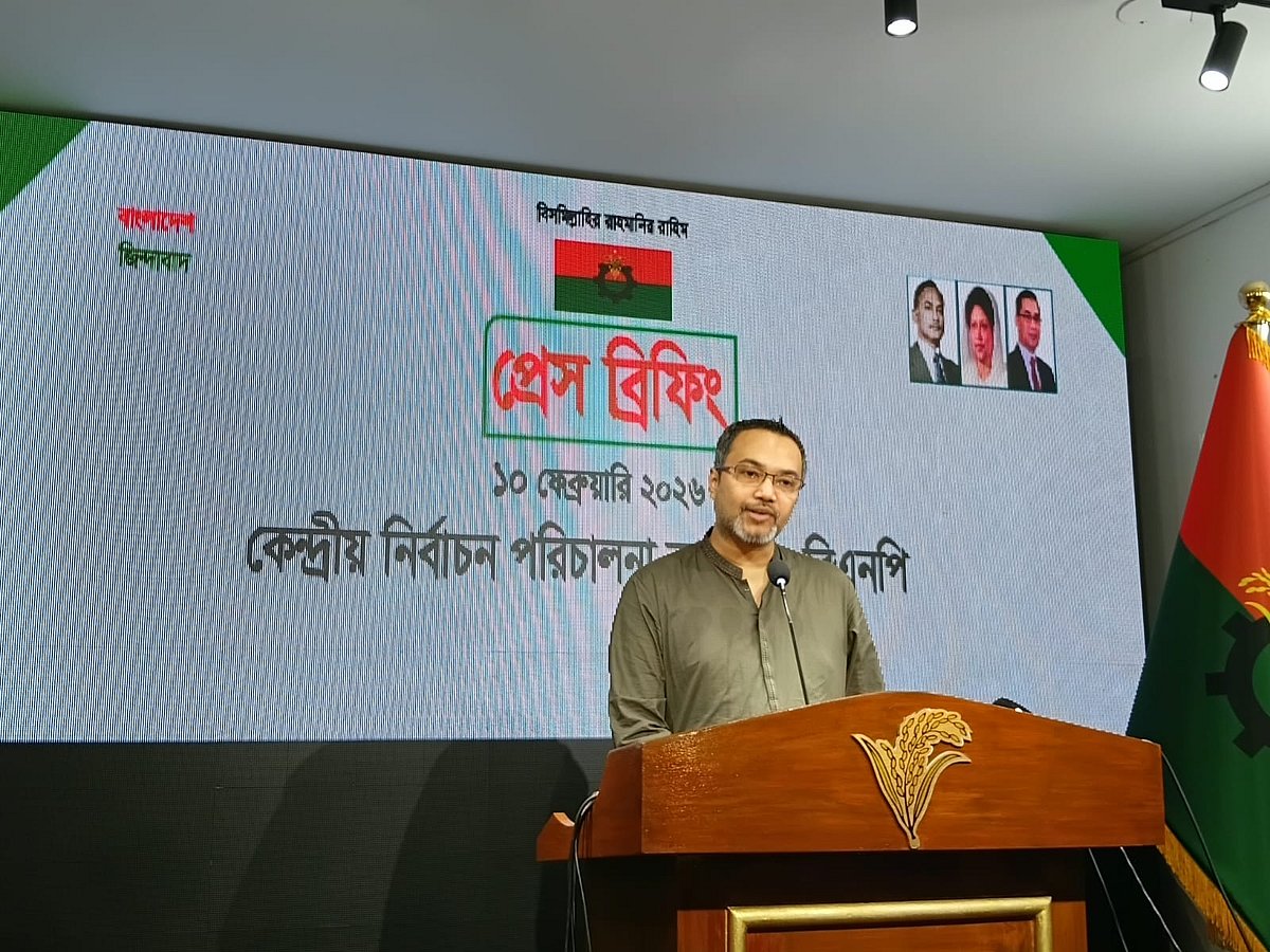 নির্বাচন পরিচালনা কমিটির মুখপাত্র ও বিএনপির চেয়ারম্যানের উপদেষ্টা মাহদী আমিন সংবাদ সম্মেলনে বক্তব্য রাখছেন