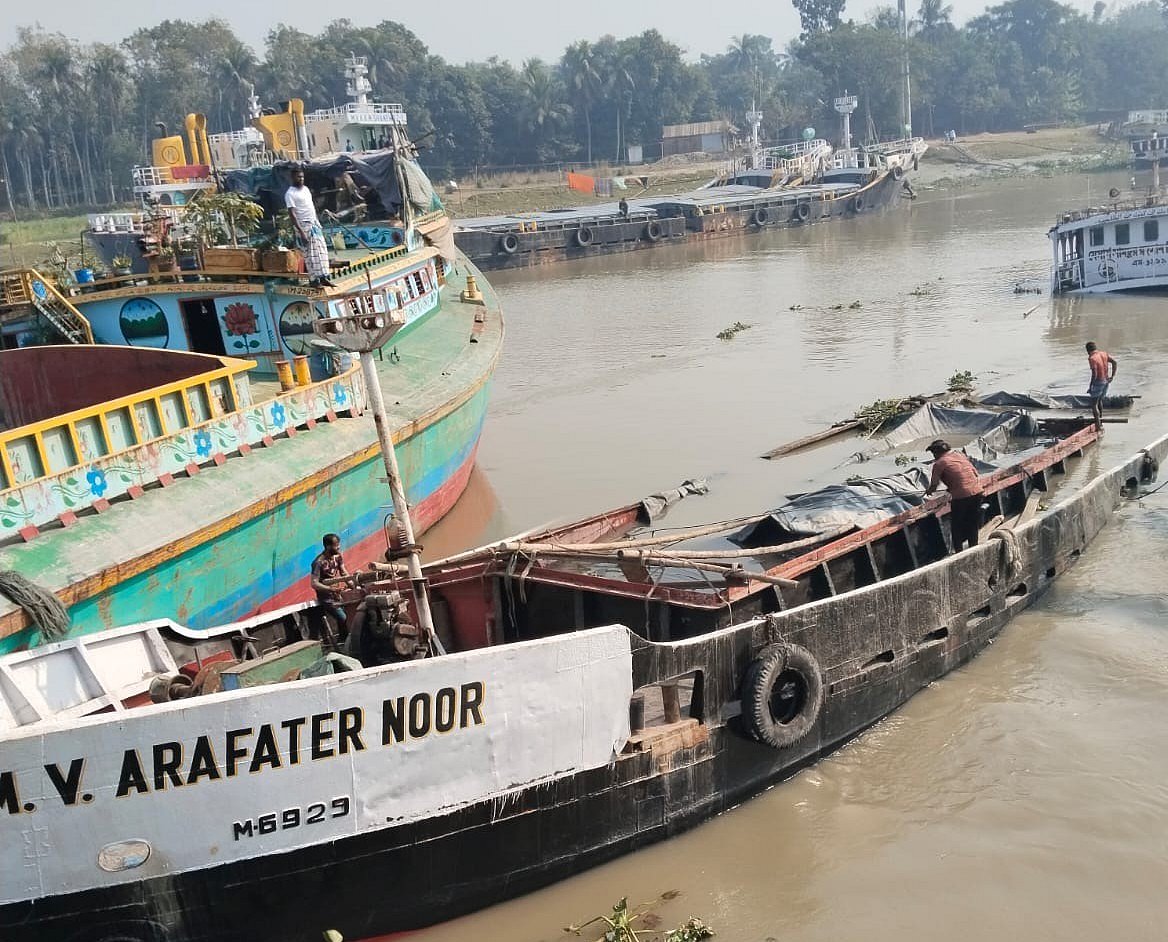 যশোরের অভয়নগর উপজেলার মশরহাটী এলাকায় ভৈরব নদে কয়লাবোঝাই কার্গো জাহাজ এমভি আরাফাতের নূর ডুবে গেছে