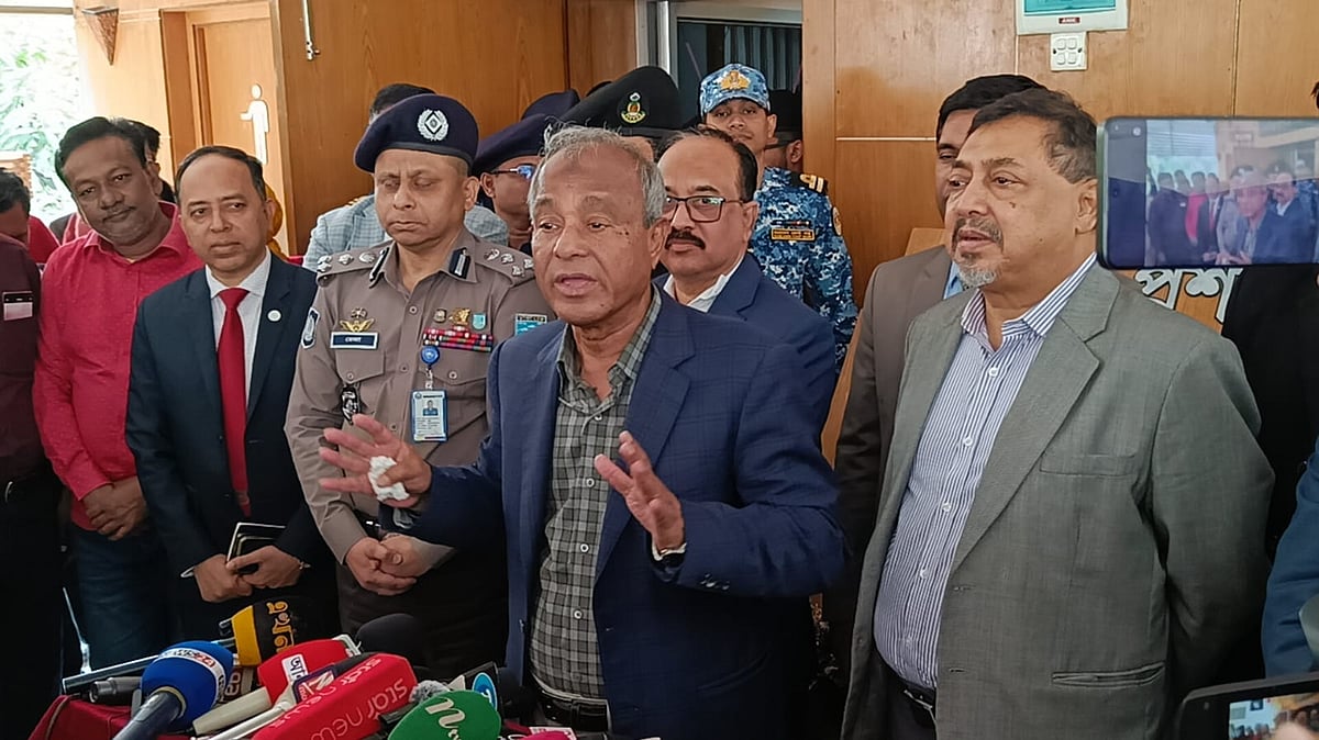 বৃহত্তর ফরিদপুরের পাঁচটি জেলার জেলা প্রশাসক, পুলিশ সুপার, জেলা আনসার কমান্ডারসহ ঊর্ধ্বতন কর্মকর্তাদের সঙ্গে বৈঠক শেষে সাংবাদিকদের সঙ্গে কথা বলেন স্বরাষ্ট্র উপদেষ্টা জাহাঙ্গীর আলম চৌধুরী