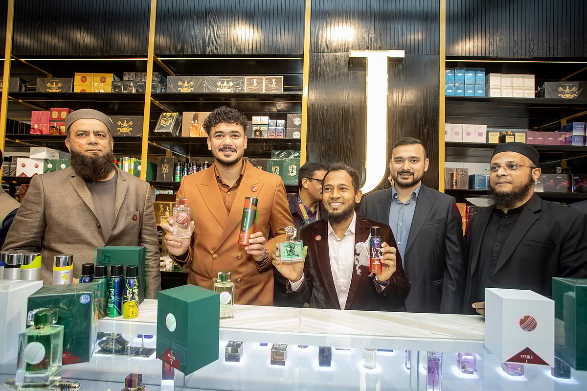 ক্রিকেটার মুশফিকুর রহিম ও তাসকিন আহমেদকে ব্র্যান্ড অ্যাম্বাসেডর হিসেবে যুক্ত করেছে দক্ষিণ এশীয় লাইফস্টাইল ব্র্যান্ড জে ডট