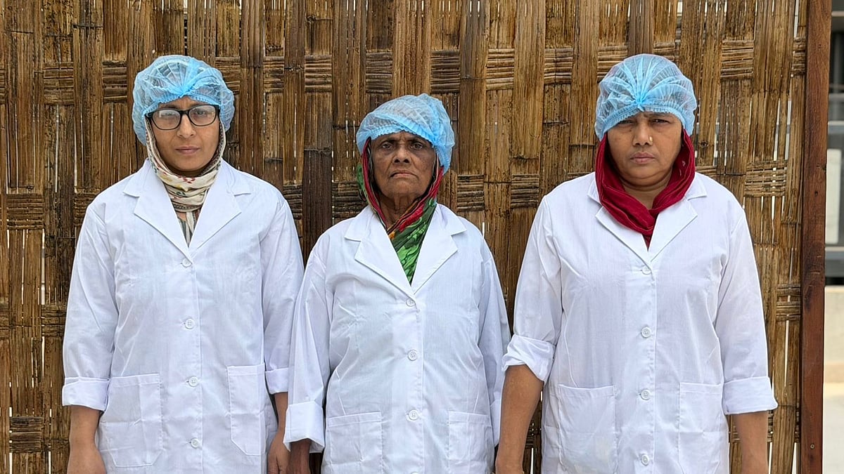 ফারজানা রহমান, রোকেয়া বেগম ও রেনু বেগম (বাঁ থেকে)