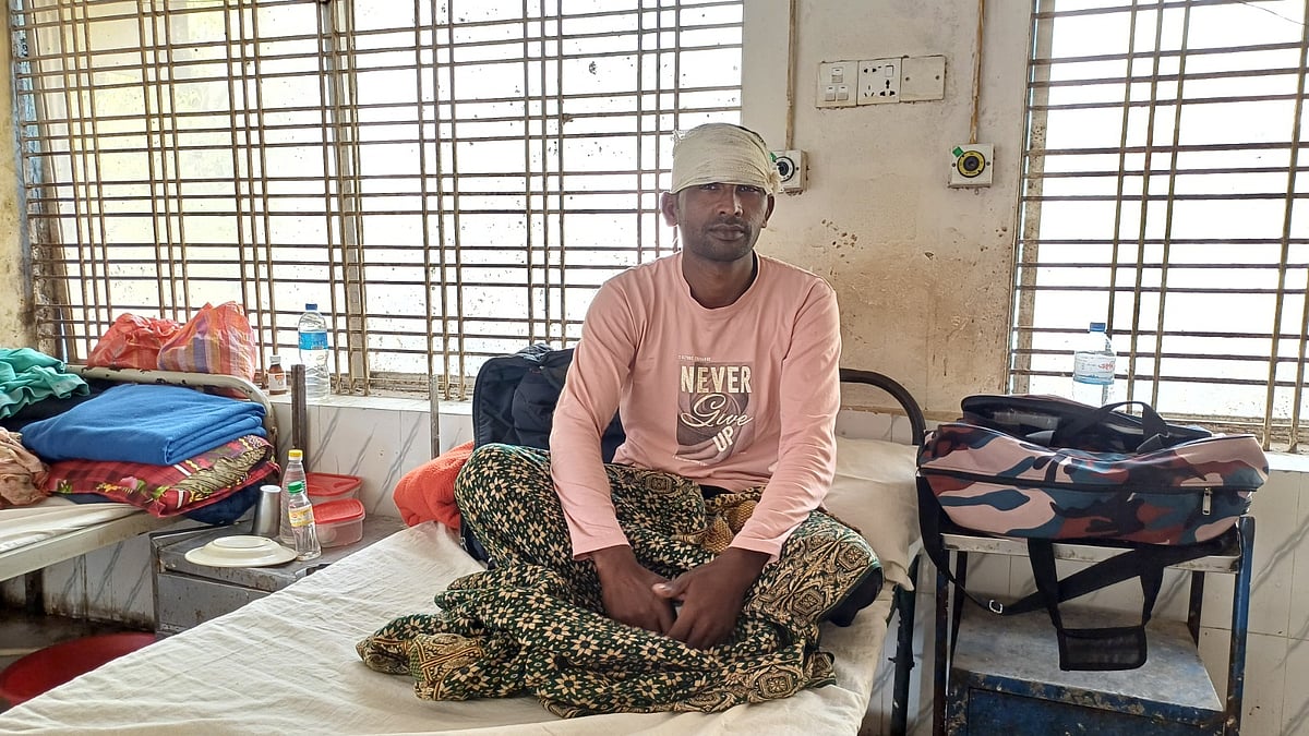 চিকিৎসাধীন আহত বিএনপির কর্মী ধজিবুল ইসলাম। আজ মঙ্গলবার দুপুরে পঞ্চগড় আধুনিক সদর হাসপাতালে