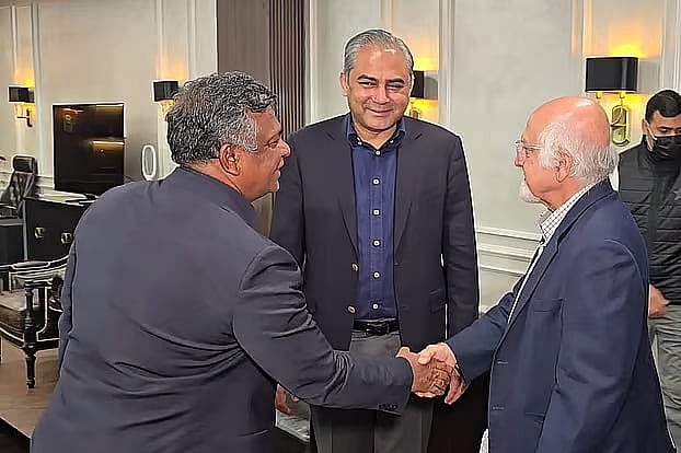 লাহোরে আইসিসি ডেপুটি চেয়ারম্যান ইমরান খাজার সঙ্গে সাক্ষাৎ হয় বিসিবি সভাপতি আমিনুল ইসলামের। মাঝে পিসিবি চেয়ারম্যান মহসিন নাকভি