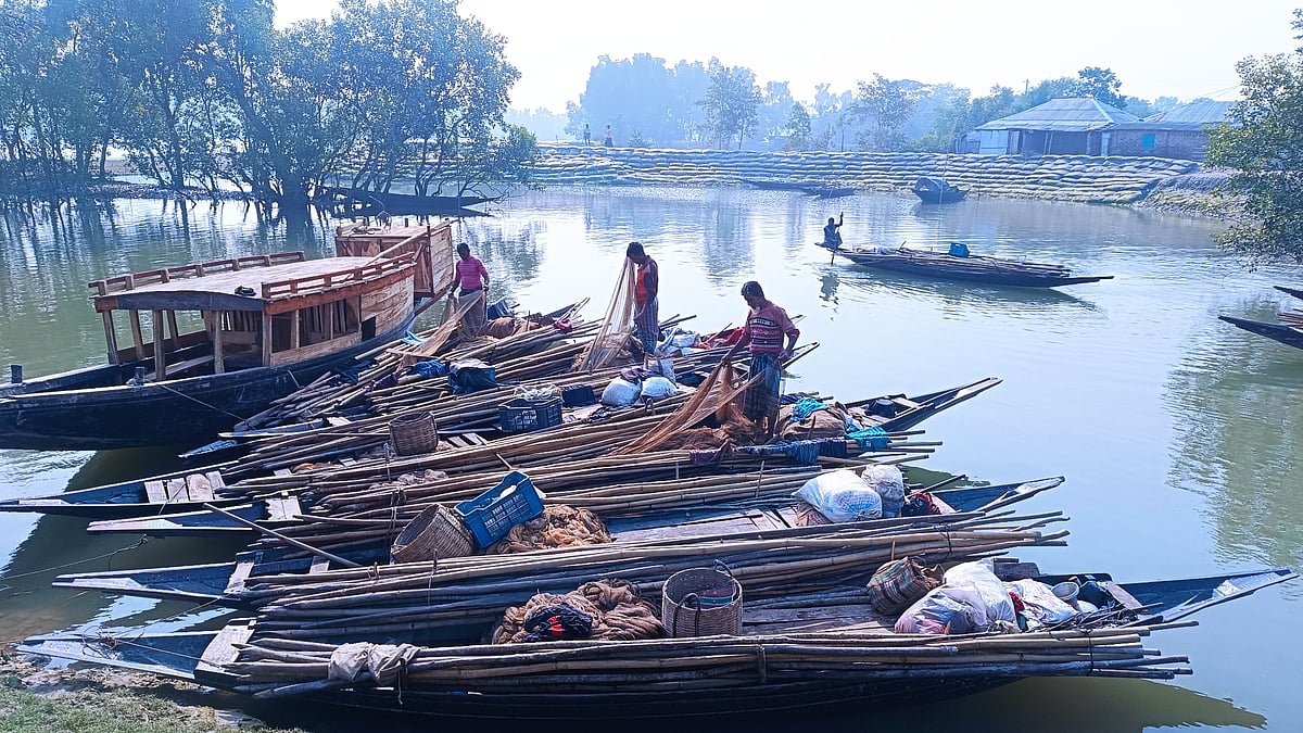 সুন্দরবন থেকে শতাধিক জেলে ইতিমধ্যে জাল-দড়ি গুটিয়ে গ্রামে ফিরেছেন। আজ মঙ্গলবার