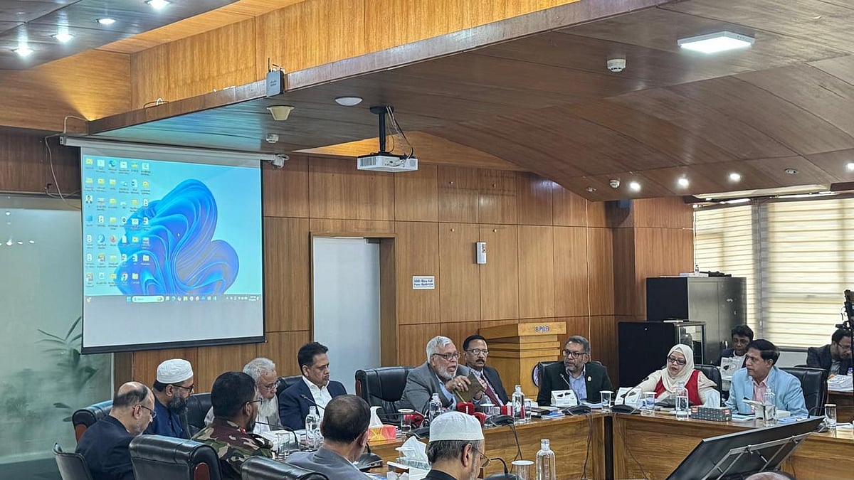 বিদ্যুৎ ভবনে আয়োজিত সংবাদ সম্মেলনে কথা বলছেন বিদ্যুৎ, জ্বালানি ও খনিজ সম্পদ উপদেষ্টা মুহাম্মদ ফাওজুল কবির খান। ১০ ফেব্রুয়ারি ২০২৬