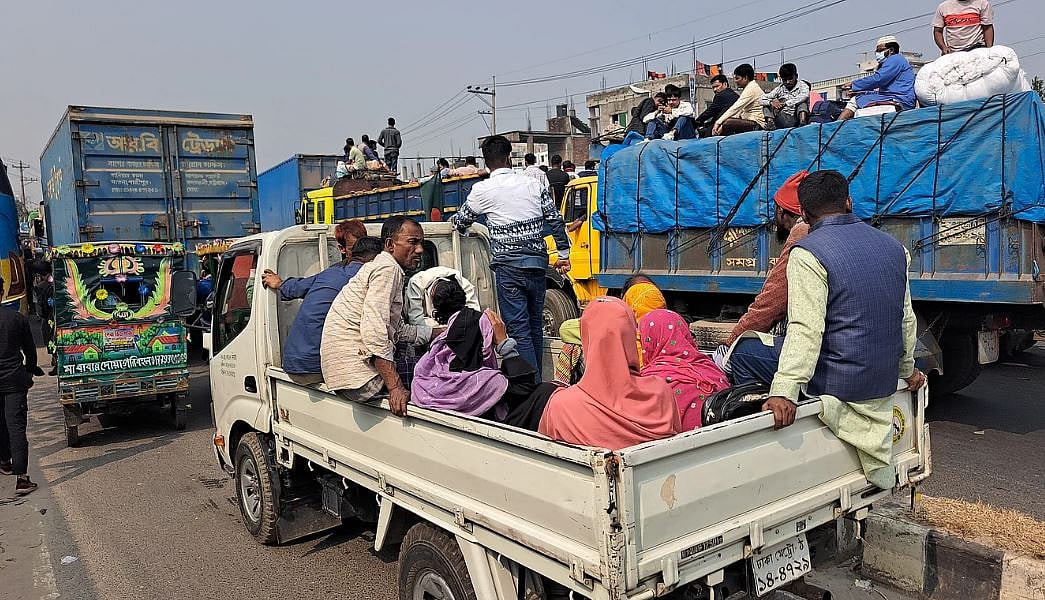 ভোটের আগে মানুষ ট্রাকে, পিকআপভ্যানে ছুটছে বাড়িতে।