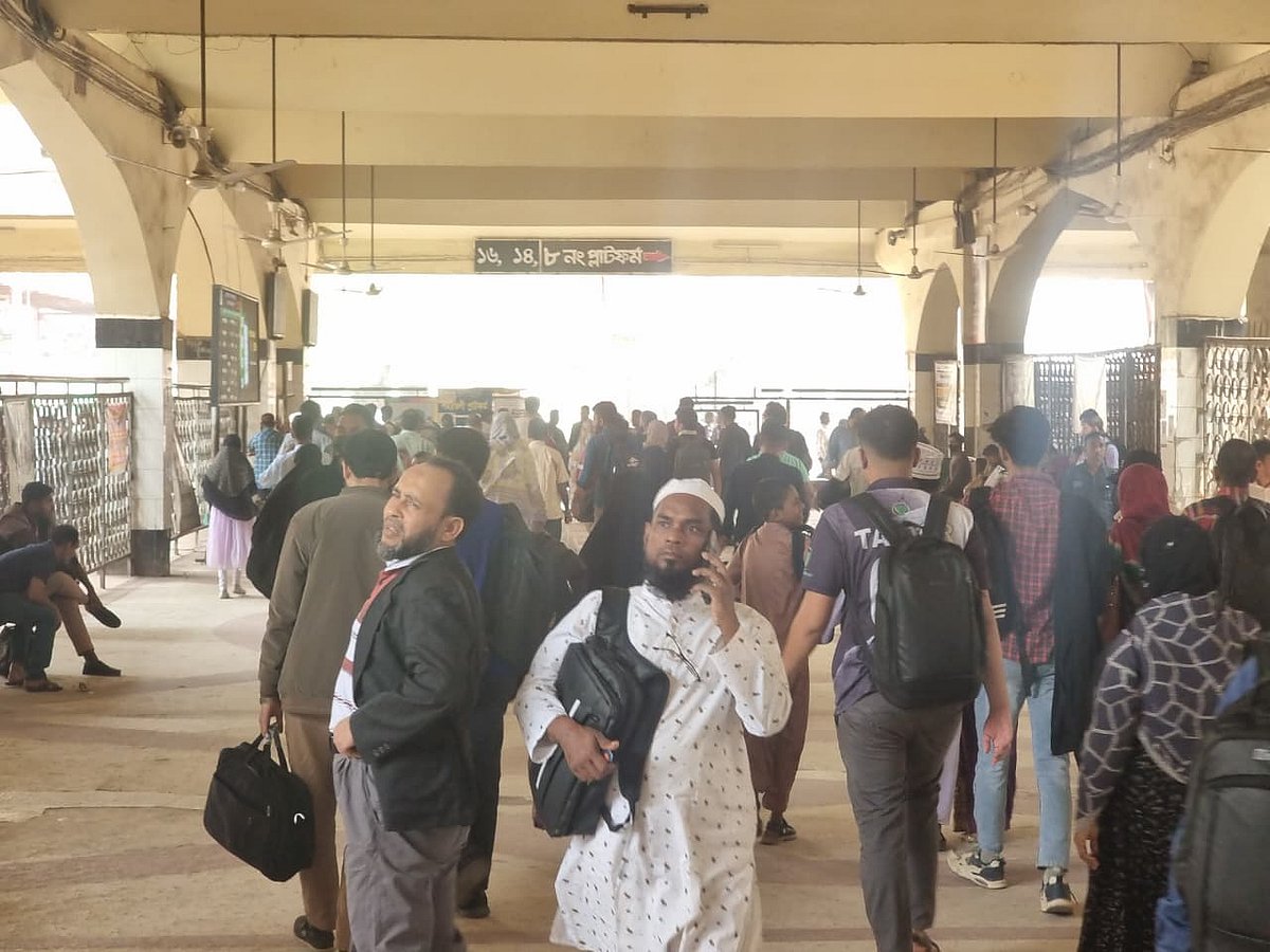 ভোট দিতে বাড়ি ফিরছে মানুষ। কমলাপুর রেলস্টেশন, ঢাকা, ১১ ফেব্রুয়ারি ২০২৬