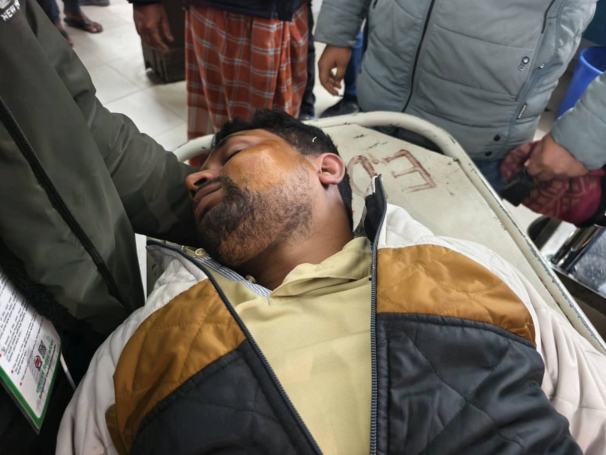 হামলায় আহত আশিকুর রহমানকে রংপুর মেডিকেল কলেজ হাসপাতালে নেওয়া হয়