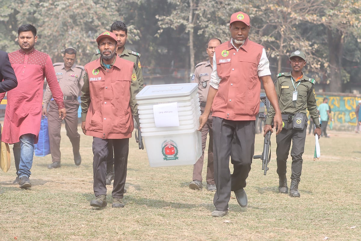 রংপুর-৩ সদর আসনের নির্বাচনসামগ্রী বিতরণ করা হচ্ছে। নির্বাচনসংশ্লিষ্ট কর্মকর্তা ও আইনশৃঙ্খলা রক্ষাকারী বাহিনীর সদস্যরা তা কেন্দ্রে নিয়ে যাচ্ছেন। রংপুর জিলা স্কুল, রংপুর। ১১ ফেব্রুয়ারি