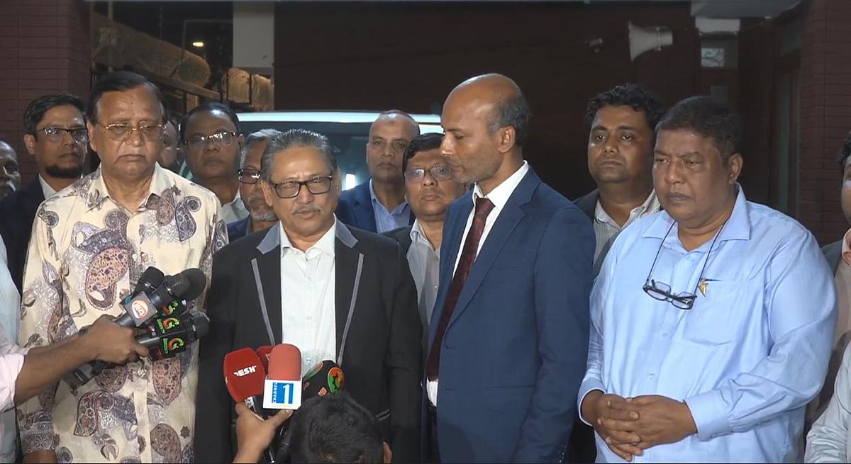 ঢাকা–১৭ আসনে বিএনপির চেয়ারম্যান তারেক রহমানকে সমর্থন জানিয়ে ভোট থেকে সরে দাঁড়ানোর ঘোষণা দিয়েছেন এই আসনের সাবেক সংসদ সদস্য ও বিএনএফ প্রার্থী এস এম আবুল কালাম আজাদ। আজ বুধবার সন্ধ্যার পর বিএনপির গুলশান কার্যালয়ের সামনে