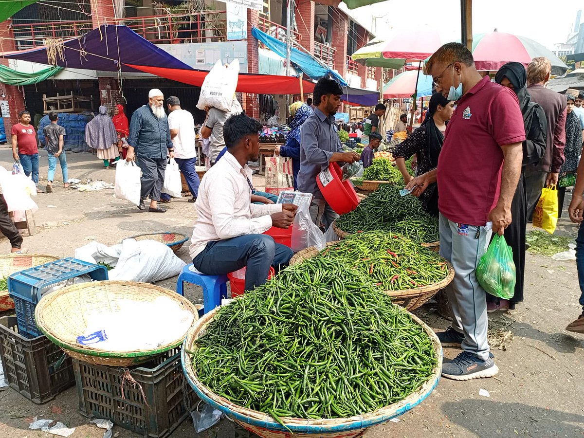 কারওয়ান বাজারে কাঁচা মরিচ নিয়ে দোকানদারেরা বসে আছেন