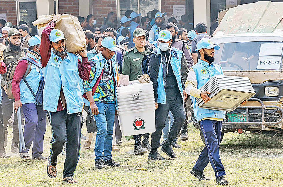 ত্রয়োদশ জাতীয় সংসদ নির্বাচন ও গণভোট উপলক্ষে আইনশৃঙ্খলা রক্ষাকারী বাহিনীর পাহারায় ব্যালট বাক্সসহ নির্বাচনী সরঞ্জাম নিয়ে যাচ্ছেন নির্বাচনসংশ্লিষ্ট কর্মকর্তারা। গতকাল রাজধানীর আজিমপুর গভর্নমেন্ট গার্লস স্কুল অ্যান্ড কলেজ প্রাঙ্গণে
