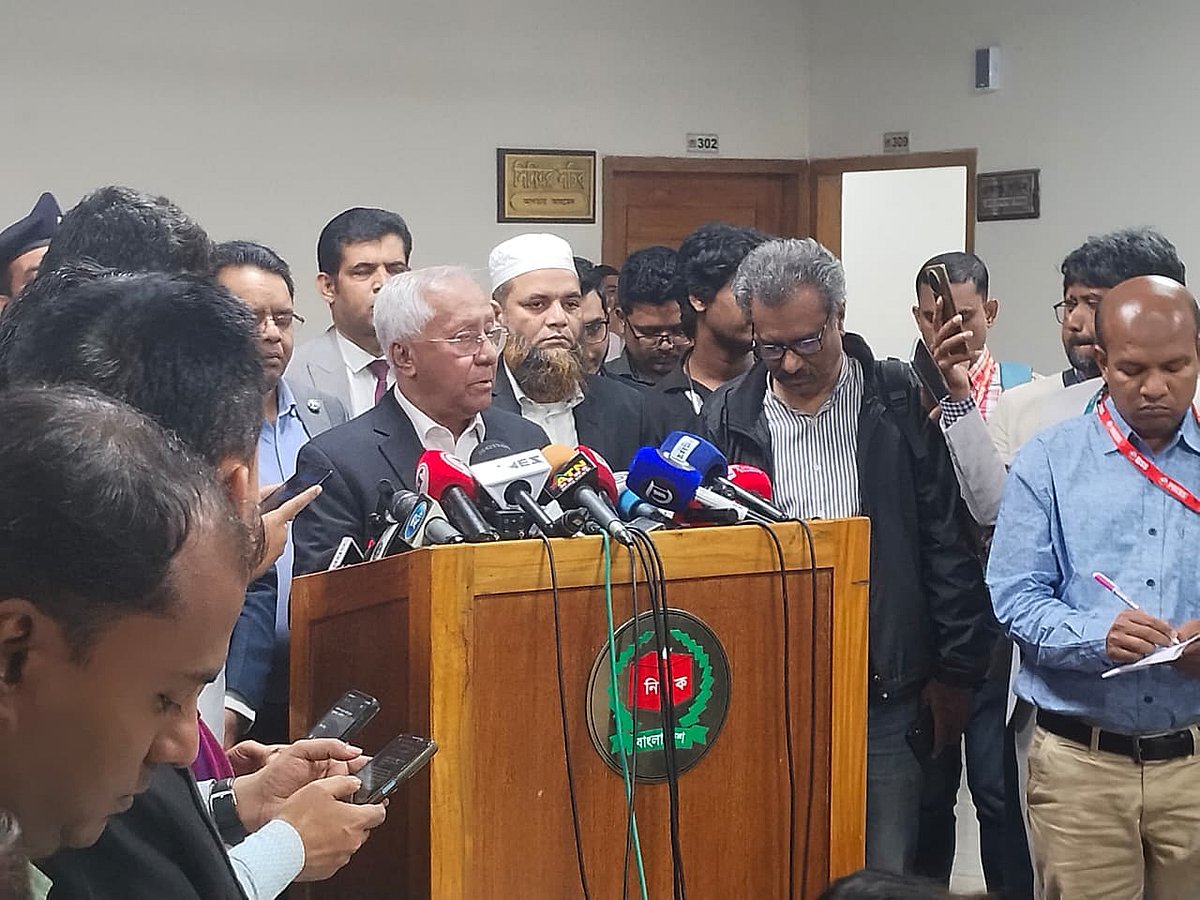 রাজধানীর আগারগাঁওয়ে নির্বাচন ভবনে নিজ কার্যালয়ের সামনে সাংবাদিকদের ব্রিফ করেন ইসির জ্যেষ্ঠ সচিব আখতার আহমেদ
