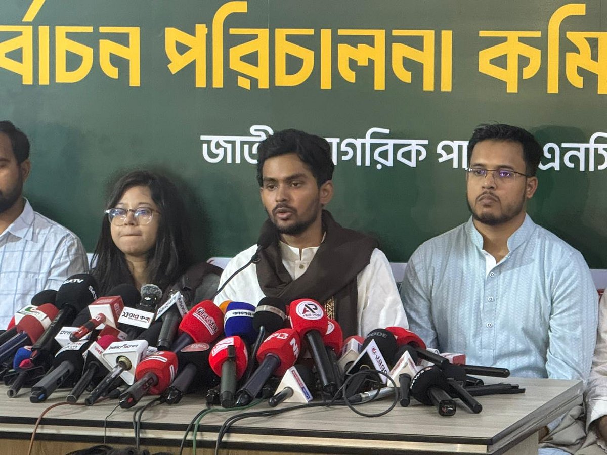 রাজধানীর বাংলামোটরে এনসিপির কার্যালয়ে জরুরি সংবাদ সম্মেলনে বক্তব্য দেন দলটির মুখপাত্র আসিফ মাহমুদ