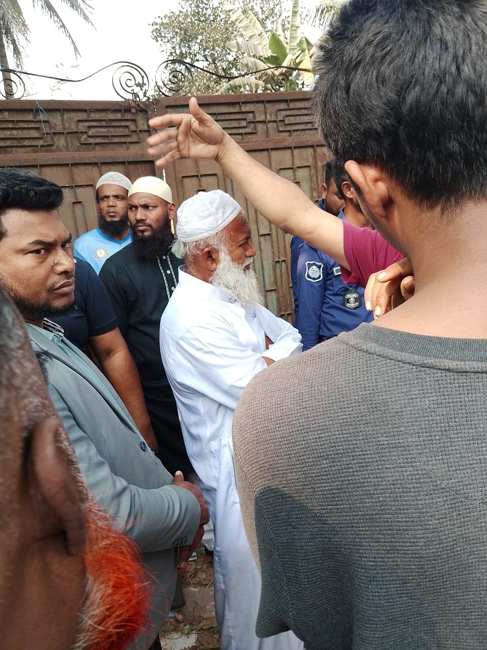 সোনারগাঁ উপজেলার সনমান্দি ইউনিয়নের দড়িকান্দি এলাকায় জামায়াতের এক কর্মীকে পুলিশে দেন বিএনপির কর্মীরা।  বুধবার দুপুরে