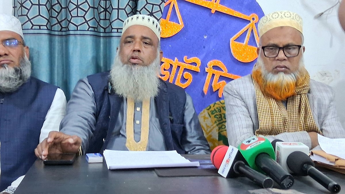 সংবাদ সম্মেলনে বক্তব্য রাখছেন বেতাগী উপজেলা সদর ইউনিয়নের জামায়াতের সভাপতি সাইদুর রহমান। বুধবার সন্ধ্যায়