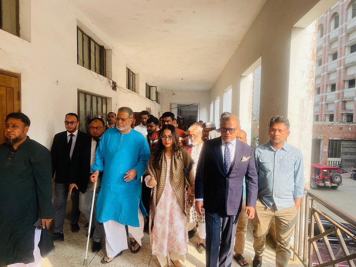 কুমিল্লার আদালতে অবস্থিত কুমিল্লা–৪ আসনের নির্বাচনী অনুসন্ধান ও বিচারিক কমিটির অস্থায়ী কার্যালয়ে সশরীর হাজির হন মঞ্জুরুল আহসান