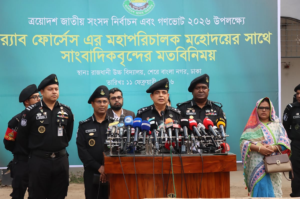 রাজধানীর শেরেবাংলা নগরে রাজধানী উচ্চবিদ্যালয় মাঠে সংবাদ সম্মেলন করেন র‍্যাবের মহাপরিচালক এ কে এম শহিদুর রহমান