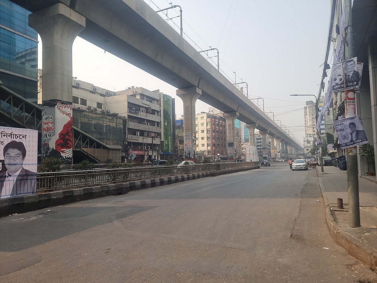 রাজধানীর ব্যস্ততম মোড় পুরানা পল্টন একদমই ফাঁকা, নেই কোনো যানবাহন। ১১ ফেব্রুয়ারি ২০২৬