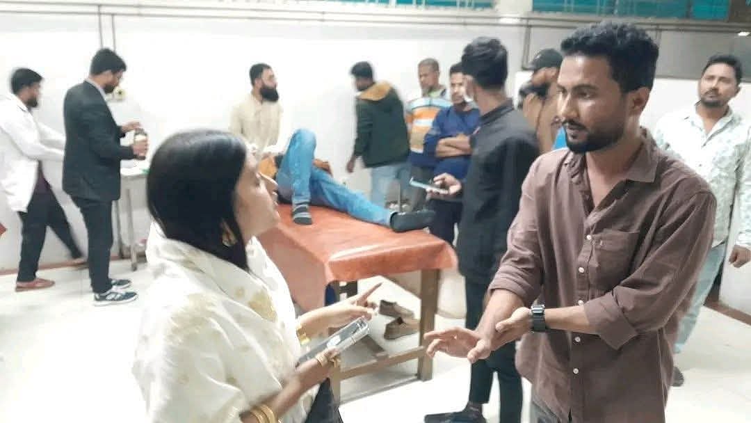 জয়পুরহাট জেনারেল হাসপাতালে আহতদের দেখতে আসেন স্বতন্ত্র প্রার্থী সাবেকুন নাহার। বুধবার বিকেলে