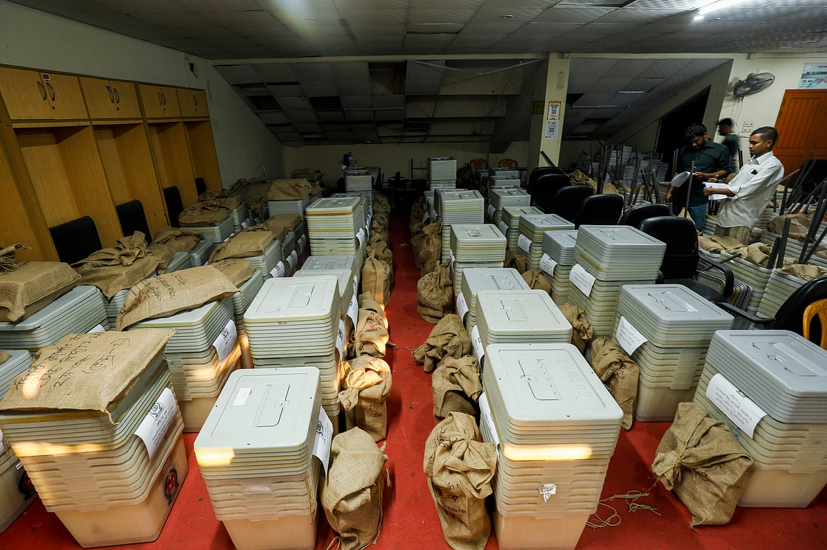 রাত পোহালেই ভোট; কেন্দ্রে কেন্দ্রে চলে গেছে ভোটের সরঞ্জাম