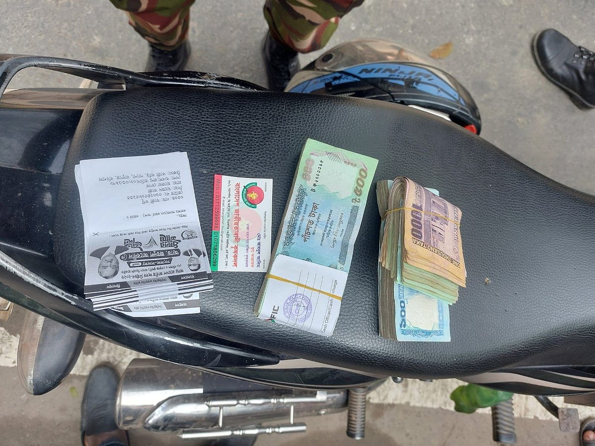 বরিশালের বাবুগঞ্জ উপজেলার পাংশা এলাকায় ধানের শীষের দুই কর্মীর কাছ থেকে উদ্ধার হওয়া টাকা ও ভোটার স্লিপ