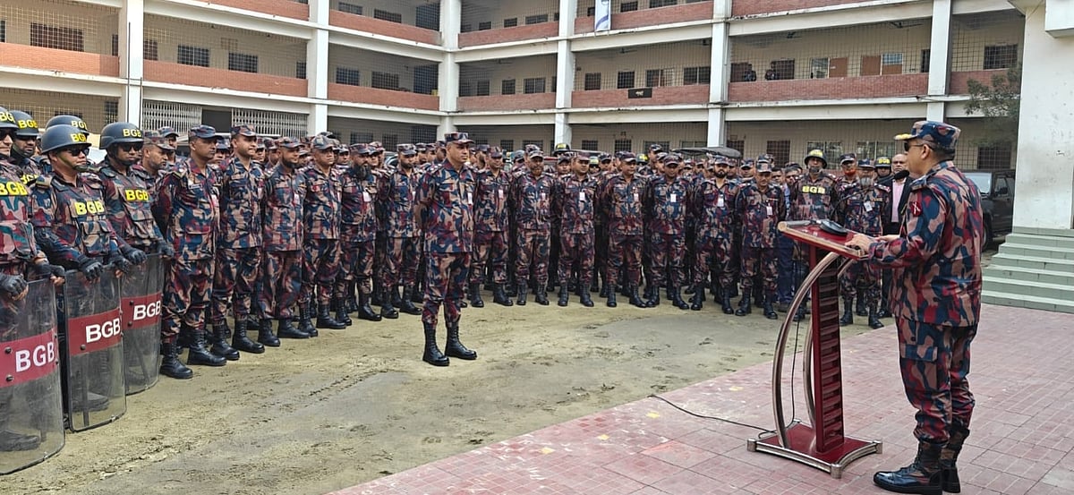 রাজধানী ঢাকা ও পার্শ্ববর্তী এলাকায় বিজিবির একাধিক নির্বাচনী বেইজ ক্যাম্প পরিদর্শনের সময়  ক্যাম্পে দায়িত্বরত বিজিবি সদস্যদের সঙ্গে মতবিনিময় করেন বিজিবি মহাপরিচালক। ১১ ফেব্রুয়ারি