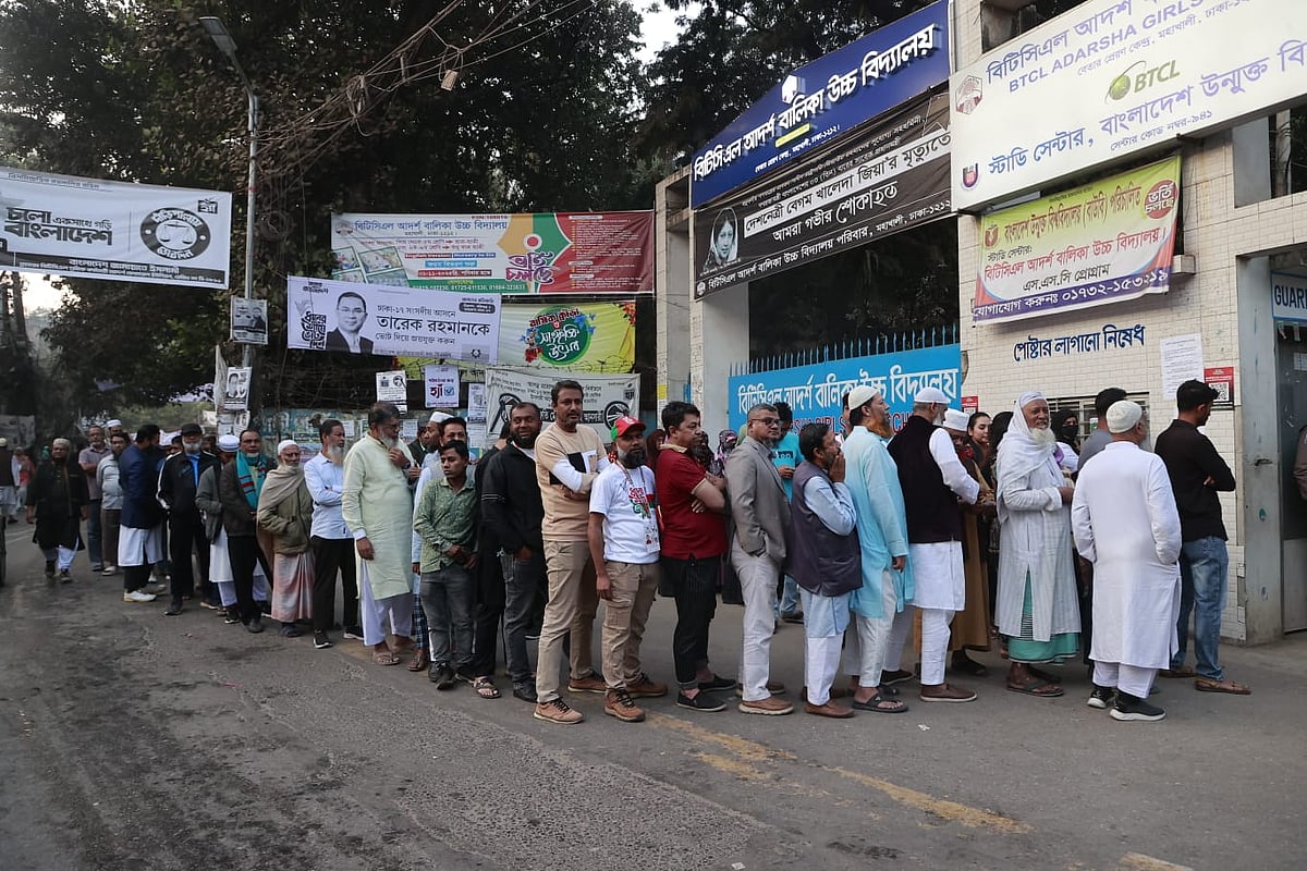 রাজধানীর মহাখালীর বিটিসিএল আদর্শ বালিকা উচ্চবিদ্যালয় কেন্দ্রের সামনে ভোটারদের লম্বা সারি। সকাল ৭টা ১৫ মিনিটে তোলা। ছবি: তানভীর আহাম্মেদ