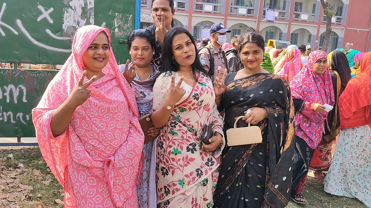 ভোট দিতে এসে হিজড়া জনগোষ্ঠীর কেউ সহজেই ভোট দিলেন, কাউকে পোহাতে হয়েছে ভোগান্তি। ভোট দেওয়া শেষে তাঁদের চোখেমুখে হাসি। বৃহস্পতিবার সকালে রাজশাহীর শিরোইল কলোনি উচ্চবিদ্যালয় কেন্দ্রে