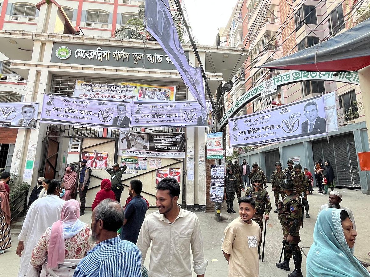 মেহেরুন্নিসা গার্লস স্কুল অ্যান্ড কলেজ কেন্দ্রের প্রবেশপথ