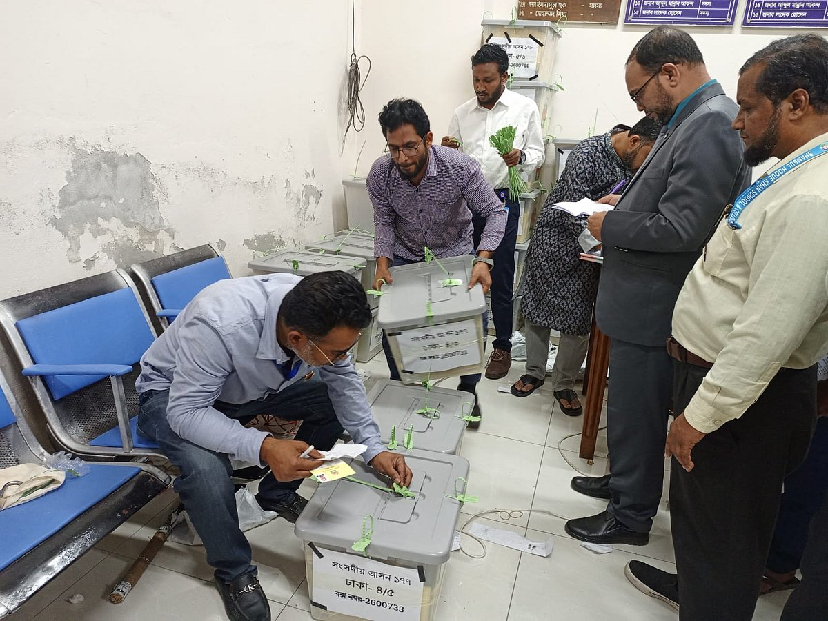 সেগুনবাগিচায় অবস্থিত ঢাকা বিভাগীয় কমিশনারের কার্যালয় (ঢাকা রিটার্নিং অফিসারের কার্যালয়) থেকে কাকরাইলে অবস্থিত উইলস লিটল ফ্লাওয়ার স্কুল অ্যান্ড কলেজে গণনার জন্য পোস্টাল ব্যালটের বাক্স নেওয়া হচ্ছে