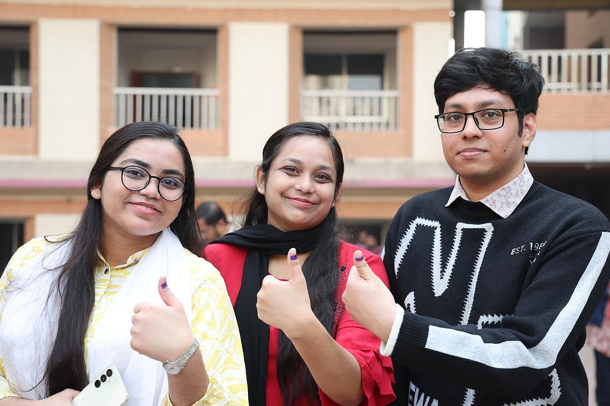 রাজধানীর মনিপুর উচ্চবিদ্যালয় ও কলেজ কেন্দ্রে ভোট দেওয়ার পর তিন ভাই–বোনের অভিব্যক্তি। তাঁরা নতুন ভোটার। সকাল ৯টার দিকে
